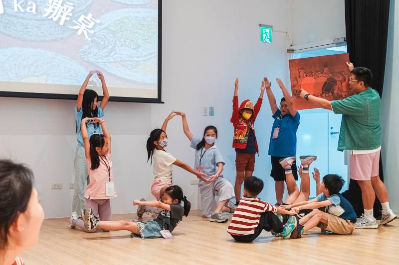 詳細觀察，畫面內底有啥物，用咱的身軀表現出來！(圖片由國立臺灣美術館提供)