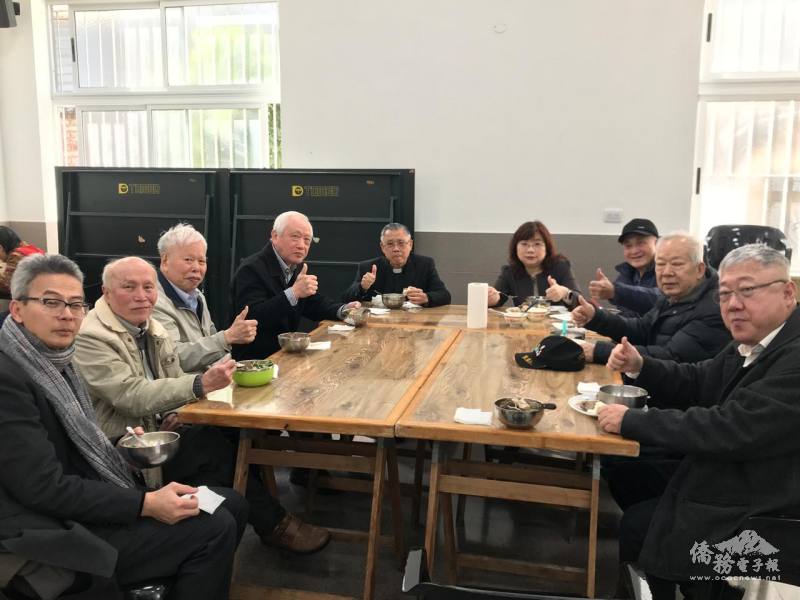 謝妙宏（右4）、僑務榮譽職人員與慕義教會僑胞交流，凝聚臺灣僑界情誼，照片分別為慕義教會莊秋薇牧師（左5）、鍾啟文牧師（左1）、僑務諮詢委員林英忠（右2）、李昆堯（左4）、僑務委員陳俊宏（右3）