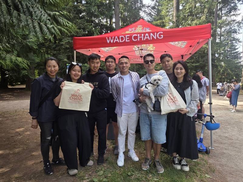 張瑋麟（右4）以素人身分投入加拿大聯邦大選，憑著專業和努力一舉得勝，許多台灣僑胞都為他開心、同感榮耀。