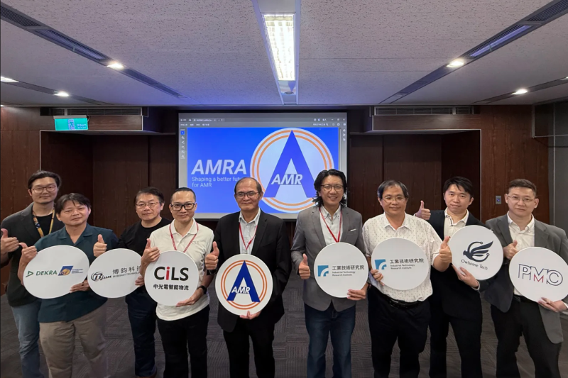 工研院攜手產學研成立的自主移動機器人聯盟發表多項自主移動機器人推動成果，期盼藉此強化臺灣自主移動機器人產業競爭力。圖左起為工研院資通所經理王子夏、德凱宜特技術經理張堯凱、博鈞科技總經理葉煥昌、中光電智能物流資深處長謝宜達、工研院副院長暨自主移動機器人聯盟推動召集人胡竹生、工研院機械所組長游鴻修、工研院中分院專案副組長柯文清、翱翔智慧創辦人暨執行長張竣貿、精密機械研究發展中心研究員陳偉民。