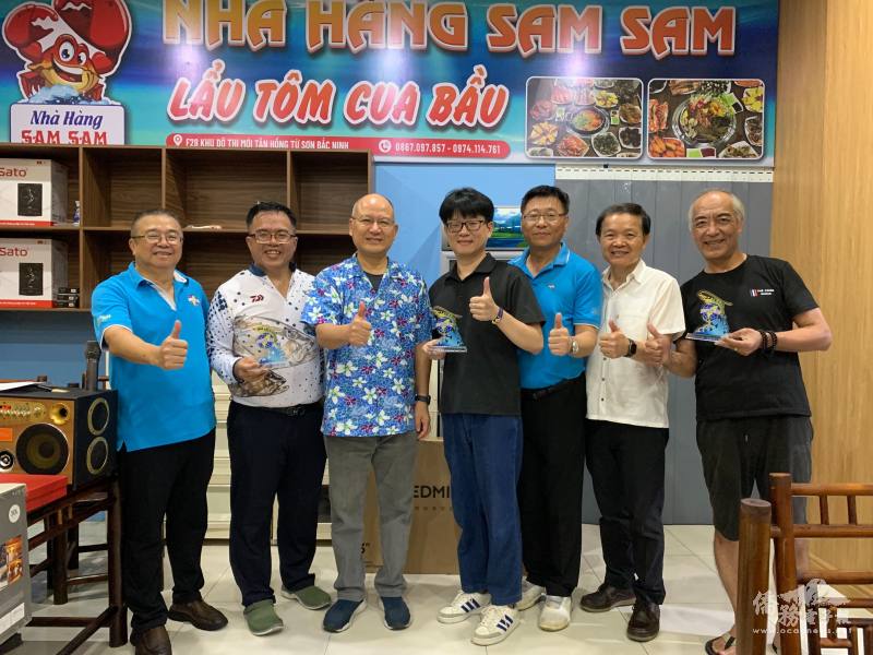 前三名得獎者與駐越南代表處公使林易民（左3）、領務組組長昌建明（右2）、北寧臺灣商會會長林軒節（右3）及越南臺灣商會聯合總會監事長黃雍正（左1）合影