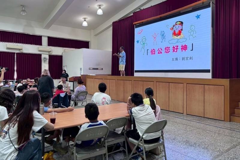 弘光科技大學老人福利與長期照顧事業系師生辦理「世代共融×在地文化」夏令營，帶領學童認識客家文化故事。（弘光科大提供）