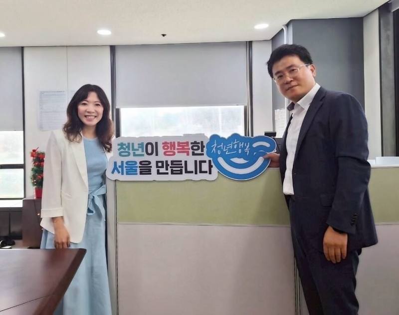 桃園市政府青年事務局局長侯佳齡（左）拜會首爾特別市廳青年未來規劃局局長金哲熙（右）等人，就首爾青年政策、地方創生及設計政策交流。（桃園市政府青年事務局提供）