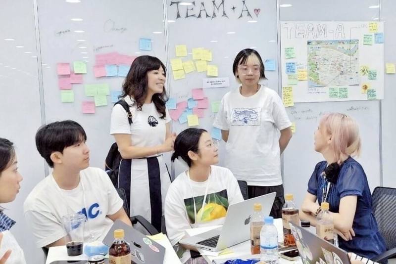 ISDW 2025國際學生設計研習營22日在南韓首爾頒獎，台日韓超過60名設計系學生與會，桃園市政府青年局局長侯佳齡（後排左）出席活動並與學生進行交流，並宣布桃園為2026年主辦城市。（桃園市政府青年事務局提供）