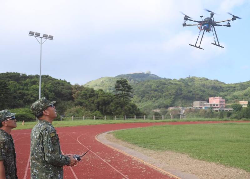 國軍東引地區指揮部近日成立「無人機社」，帶領官兵學習操作技能。（東引指揮部提供）