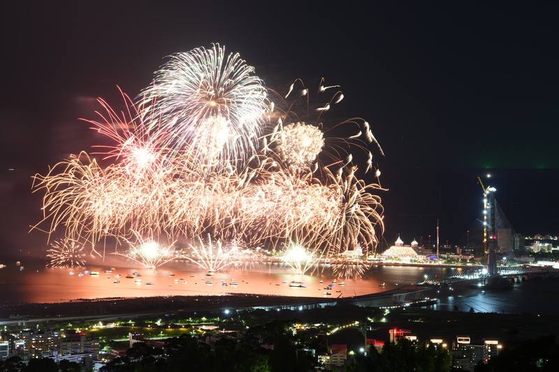新北市「淡水漁人碼頭仲夏繽紛樂」煙火秀24日晚間為最終場，煙火施放長達600秒，帶來淡水河上震撼的視覺享受。