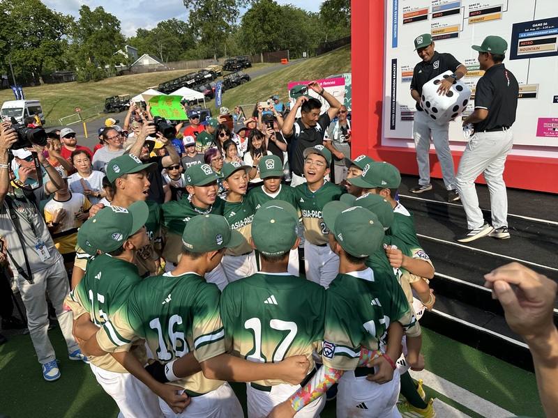 Players form a circle outside the pitch after the championship win on Sunday. CNA photo Aug. 24, 2025