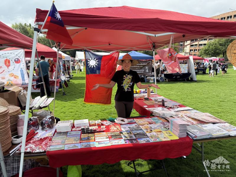 臺灣文化展位整體陳設與高懸國旗，視覺吸睛