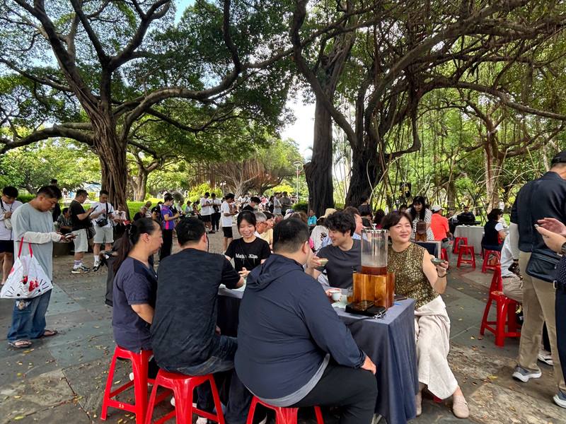 台中市自由路商圈舉辦的台中自由下午茶活動，24日在台中公園大樹蔭下登場，帶領賓客品嚐在地糕點及來自南投鹿谷的比賽茶。
