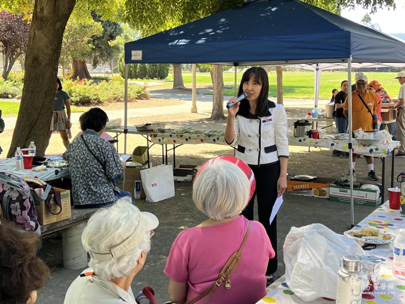 金山灣區文教中心主任莊雅淑介紹僑委會的「i僑卡」及六大社群平臺（官方臉書、Instagram、X、僑務電子報、YouTube頻道與LINE官方帳號）