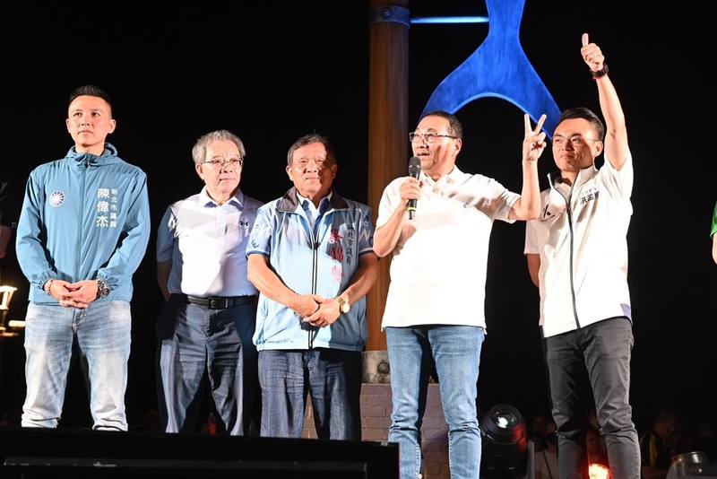 新北市長侯友宜（右2）24日出席淡水漁人碼頭仲夏繽紛樂活動，他致詞表示，待淡江大橋和淡北道路等交通路網建構完成，淡水將更宜居，不再塞車，也會有更多的人來居住。