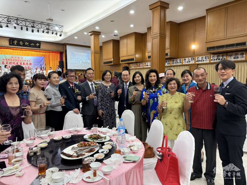 藍夏禮伉儷逐桌致意