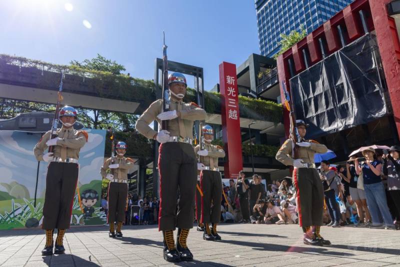 陸戰隊儀隊帥氣操演。（軍聞社記者蔡枋澐攝）