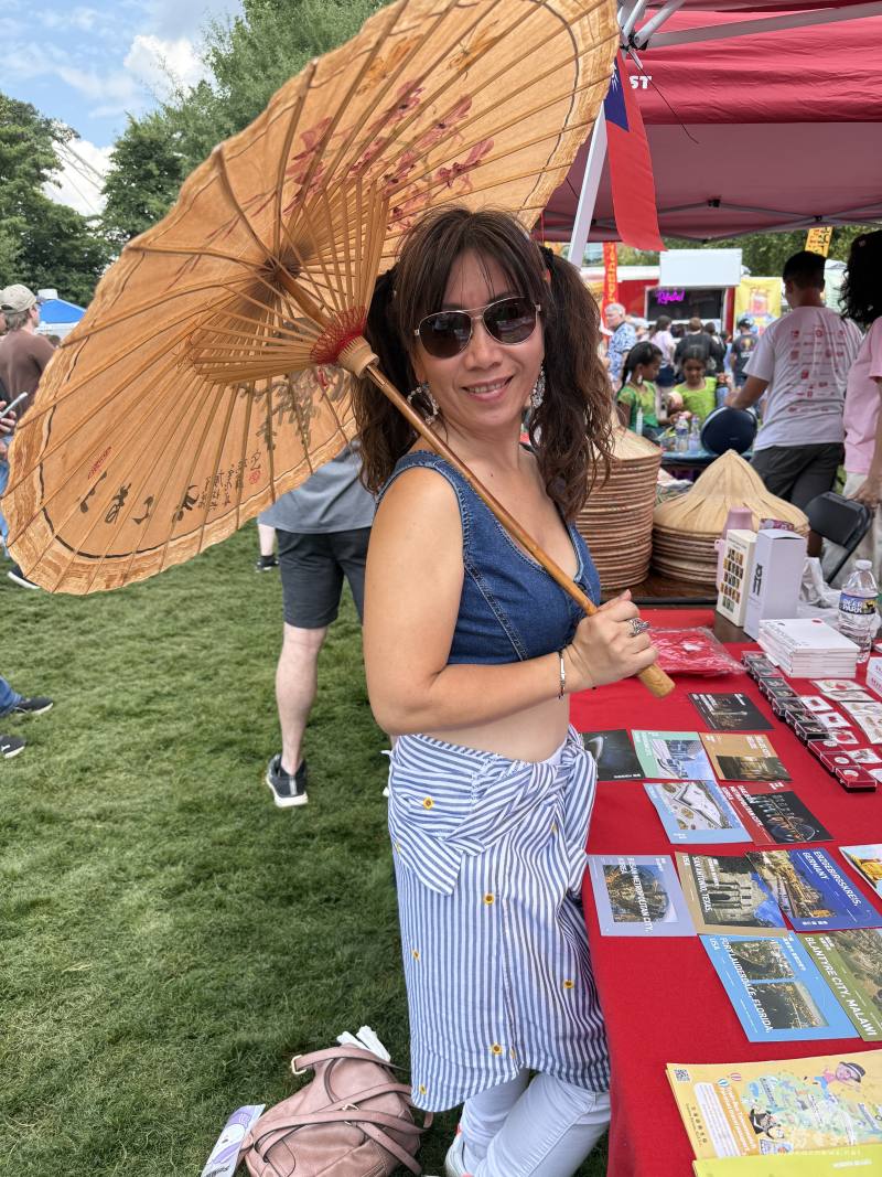 當地民眾手持美濃紙傘，展示傳統工藝美學