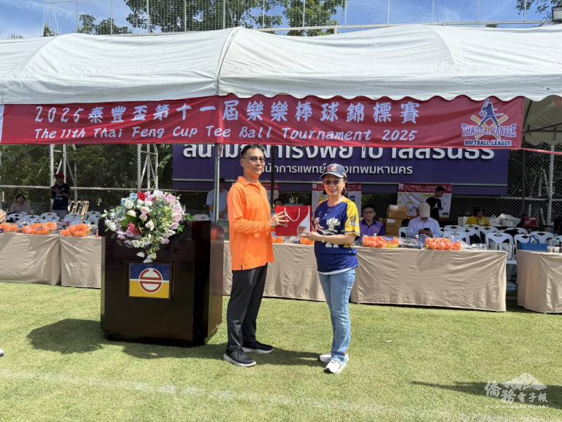 藍夏禮致贈禮品予大會主席郭修敏