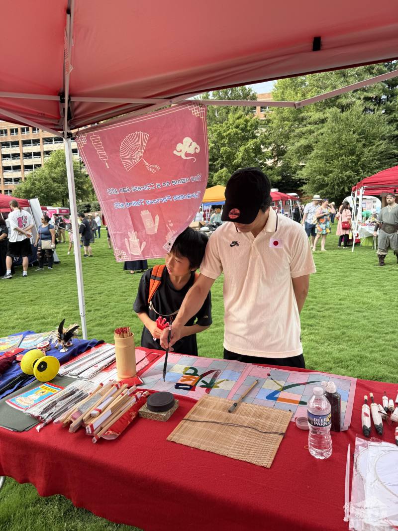 民眾體驗書法，親自書寫姓名