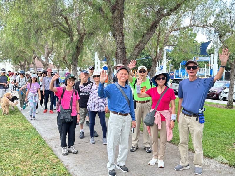 近200位橙縣臺灣鄉親綿延100多公尺的健行隊伍，傳達支持臺灣參與聯合國的心聲