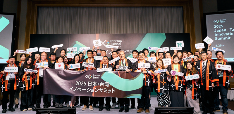 劉主委及JETRO高島大浩理事與臺灣新創合影