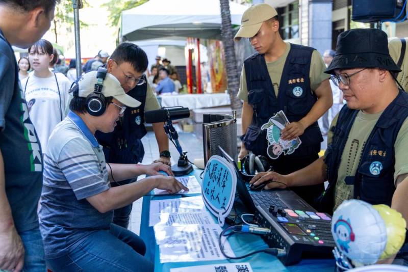 民眾體驗廣播節目製播流程。（軍聞社記者蔡枋澐攝）