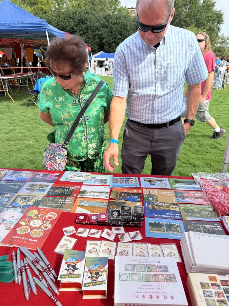 美國當地民眾熱情翻閱臺灣觀光資料