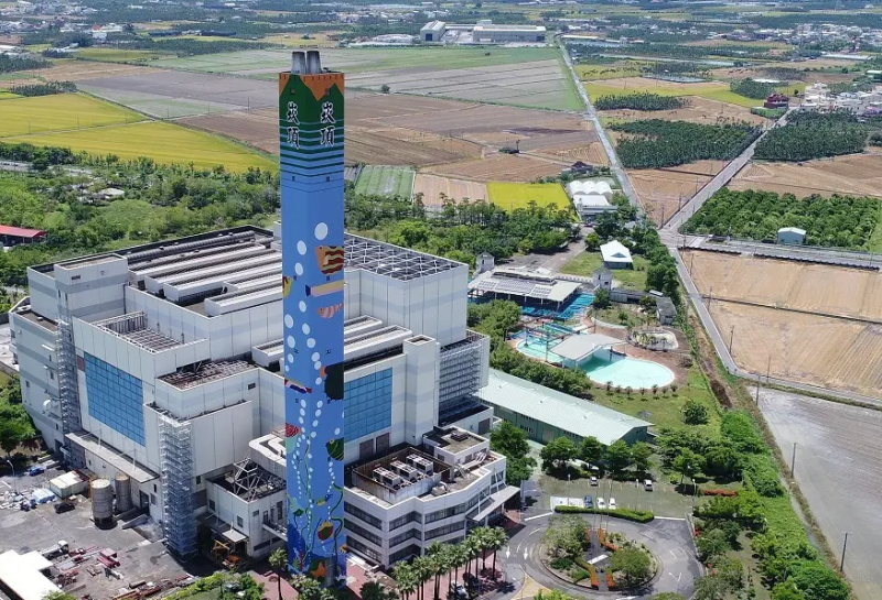 「屏東縣崁頂垃圾資源回收（焚化）廠」打造全臺首座環保金爐「金屏安」，透過金紙燃燒實驗等互動式體驗，讓民眾以友善祭祀方式為環境盡一份心力。