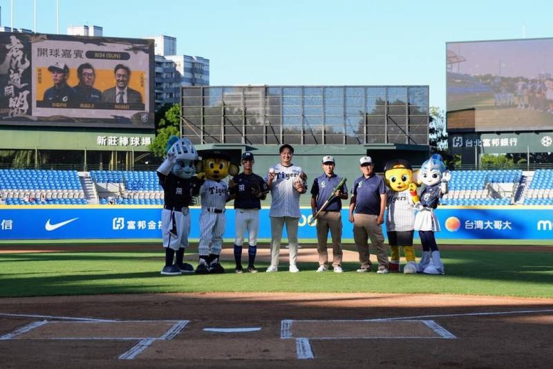 中華職棒富邦悍將24日邀請日職阪神虎隊退役球員秋山拓巳（中）開球，稱讚新莊棒球場很漂亮，首度來台的他也分享，太期待台灣珍珠奶茶，珍珠料多還不小心嗆到。（富邦悍將提供）