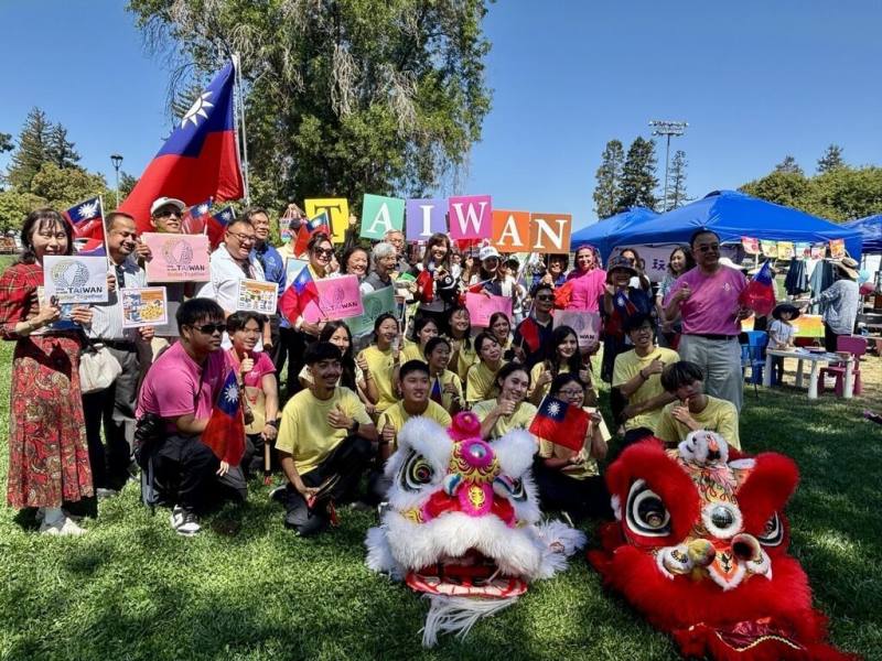 北加州台灣文化體育協會主辦的國際童玩節，23日在矽谷大城古柏迪諾登場，邀請14個國家參展，攤位超過130個，呈現舊金山灣區多元族裔樣貌。（金山灣區僑教中心提供）