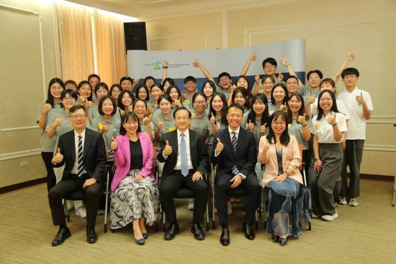 國合會15日舉辦「大專青年海外技術協助服務計畫」實習生結訓典禮，全台15所大專院校的37位青年完成一週密集訓練，於20日陸續啟程前往友邦及友好國家。（國合會提供）