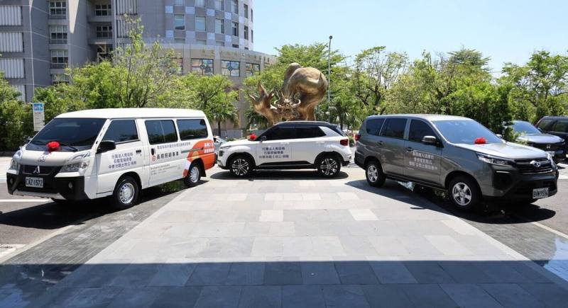 南投縣中寮鄉石龍宮有「泡麵土地公」之稱，石龍宮福德會25日共捐3輛交通車給3個單位，用於長照交通接送服務、弱勢孩子上下學、食農教育推廣等，盼公私協力打造更友善社會。（南投縣政府提供）