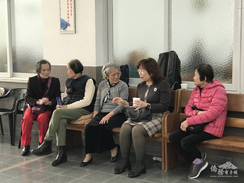 駐阿根廷大使謝妙宏（右2）與慕義教會僑民面對面交流