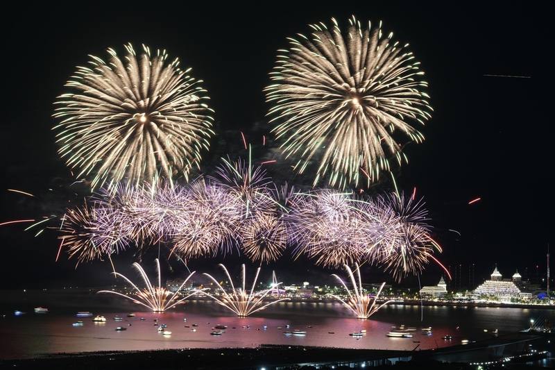 新北市「淡水漁人碼頭仲夏繽紛樂」煙火秀最終場24日晚間施放，主題為「戀人之橋」，以七夕鵲橋為靈感，融合多層次煙火特效與水面光影設計。