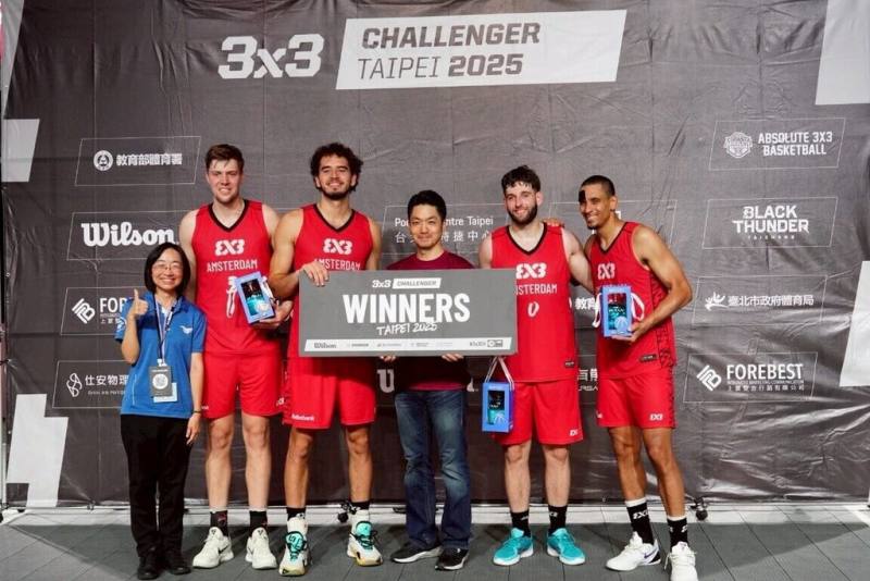 2025 FIBA 3x3台北挑戰賽24日圓滿落幕，由來自阿姆斯特丹的隊伍奪冠，市長蔣萬安（右3）親自頒獎，強調北市府將持續全力支持3x3籃球賽，希望球賽未來愈來愈旺。（台北市政府提供）