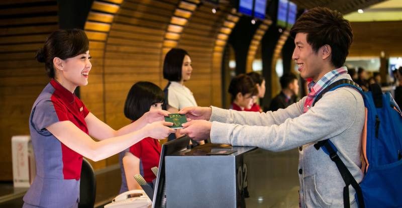 華航宣布，軍人節當天提供搭乘台灣出發航班的現役軍人，享有禮遇報到及空位升等商務艙服務。（華航提供）