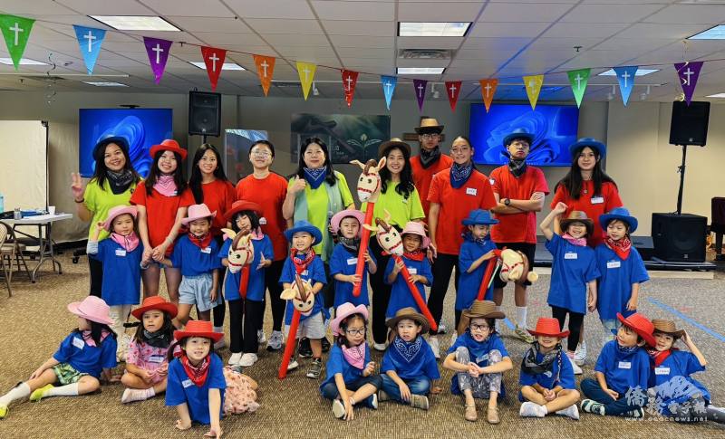 幼稚園學員帶來「牛仔很忙」，天真可愛，博得滿堂掌聲