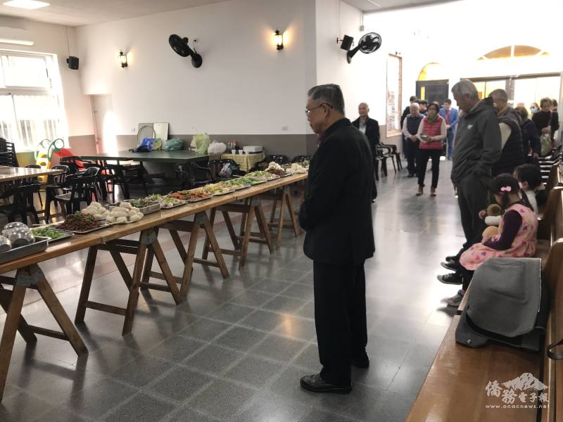 莊秋薇牧師帶領眾人以臺語禱告，並一同享用臺灣味餐點，展現僑胞凝聚力與文化傳承