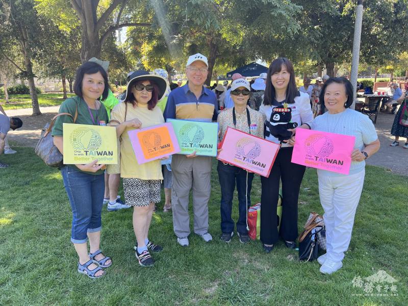 貴賓及鄉親手持標語支持臺灣加入聯合國