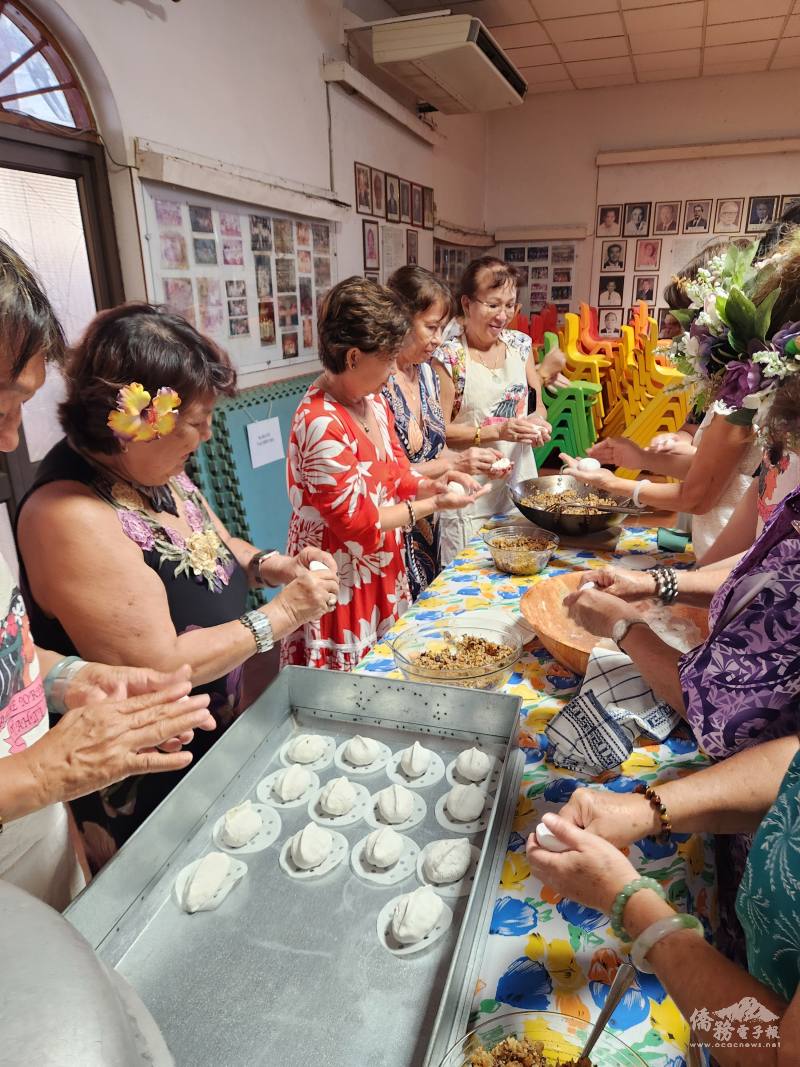 代表團指導鄉親製作臺灣客家傳統美食「菜包」
