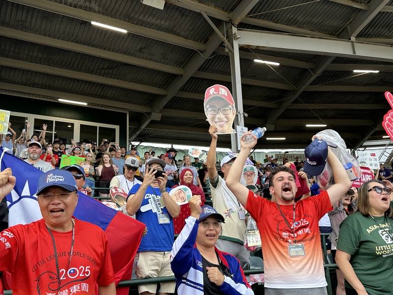 台灣隊24日在威廉波特世界少棒錦標賽獲總冠軍，僑胞與家長球迷欣喜若狂