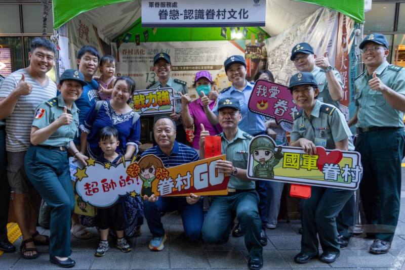 國防部副部長柏鴻輝驚喜現身，為現場的國軍官兵加油打氣。（軍聞社記者蔡枋澐攝）