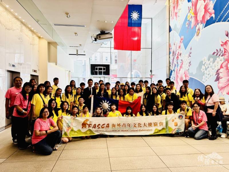 Deputy Director-General Lishan Chang, Deputy Director of the UN Task Force Michael Yen-Kai Chen, and Cultural Center Director Yi-Ju Wang met with FASCA counselors, members, and parents at the Taipei Economic and Cultural Office in New York.