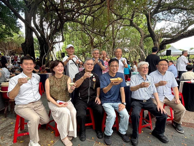 台中市自由路商圈24日在台中公園舉辦台中自由下午茶活動，除在地糕點，也邀請南投縣鹿谷鄉公所參加，帶來凍頂烏龍茶等比賽茶品，營造品茗糕點味覺饗宴。