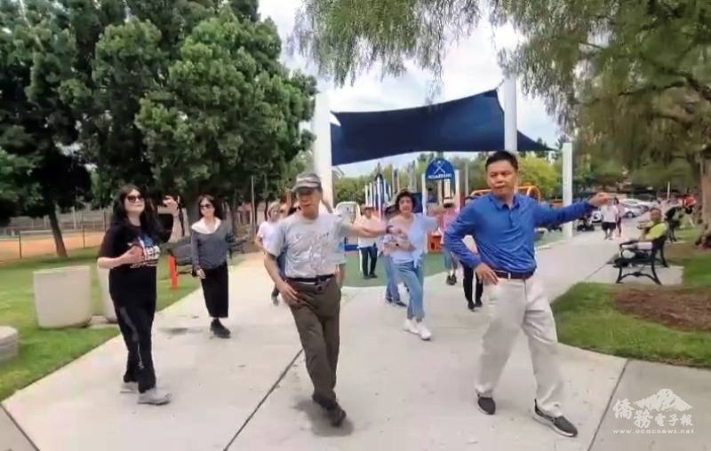 臺美文化發展協會會長傅錦郎（右一）帶領跳舞群朋友快閃演出