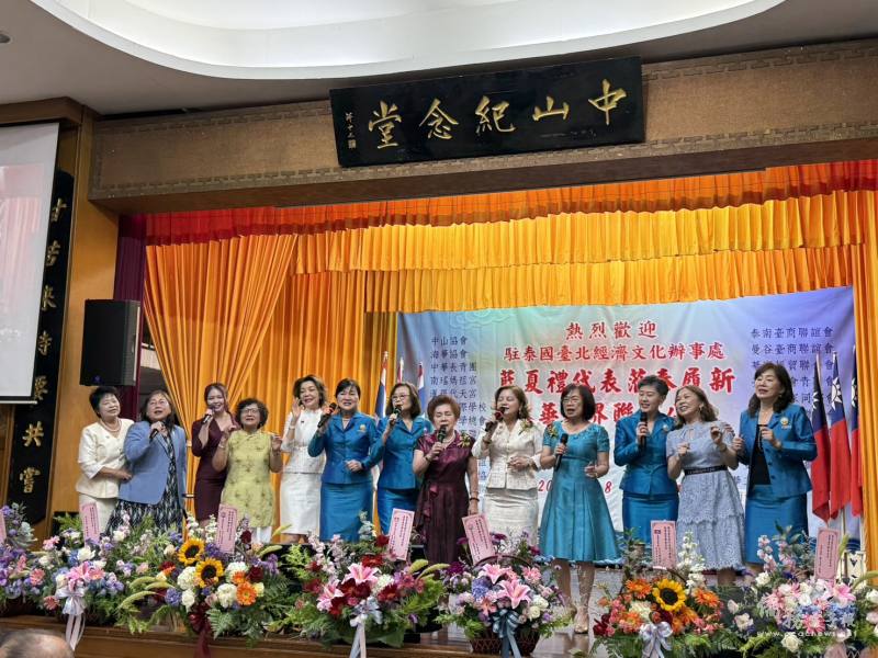 現場僑領高歌助興