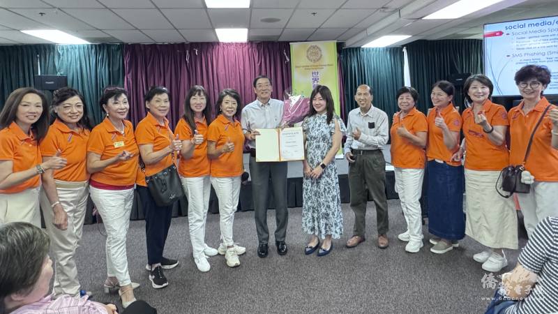 主辦單位致贈賀狀及鮮花感謝主講人陳十方