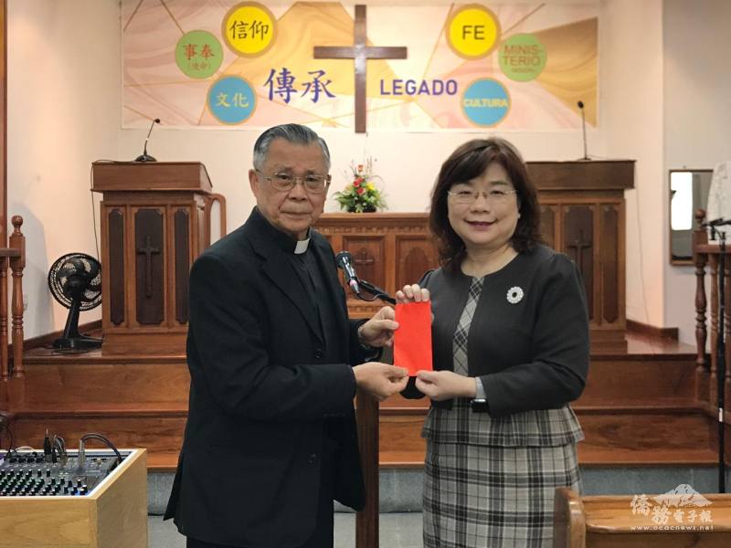 謝妙宏（右）致贈禮金予慕義教會，持續投入當地公益關懷活動