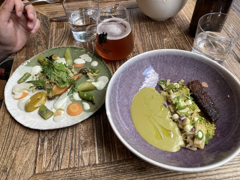 自2019年起，「少吃肉、多吃菜」悄悄融入巴黎飲食日常。近7年來，「素食」在巴黎越來越普及、精緻、多樣化。對巴黎人來說，吃素不再只是放棄肉，而是展現態度－關乎健康與環境，也牽動潮流與政治。