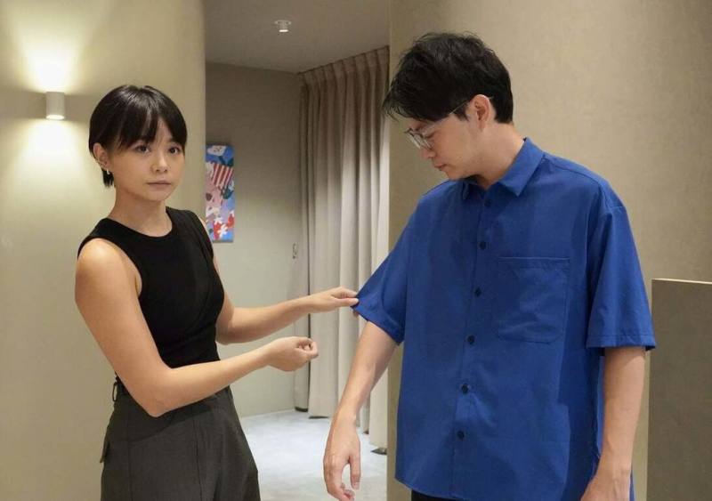 台灣水中服飾品牌「TIMU AQUA」專為亞洲人身形設計水上時裝，高雄市青年局長林楷軒（右）日前至橋頭訪視品牌，創辦人黃瀞瑩（左）介紹設計理念。（高雄市青年局提供）