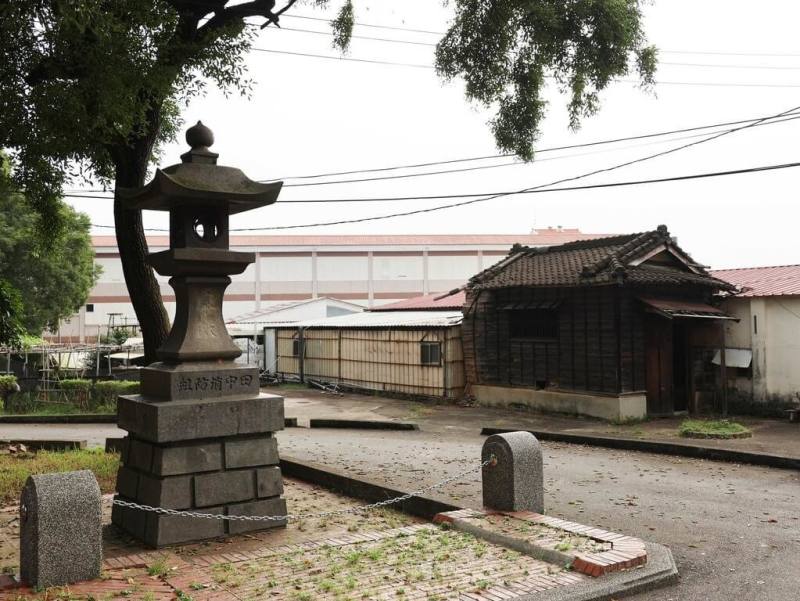 文資團體指日治時期田中神社祭器庫遺跡將遭拆除，籲彰化縣政府立即啟動暫定古蹟程序；文化局25日派員到場了解，地主說明，要進行簡易水土保持工程，只是小型挖土機剛好停在神社祭器庫附近。（張錫池提供）