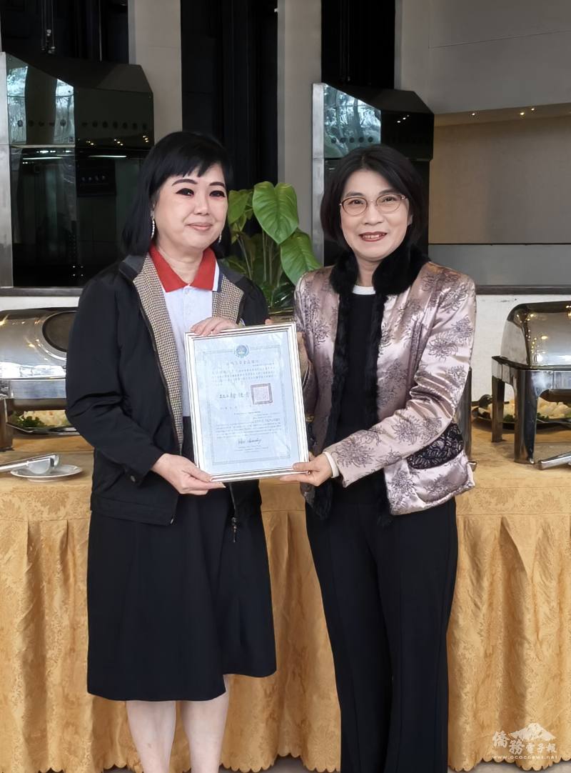 陳慧芬（右）頒發感謝狀予監事長宋彥欣（左）