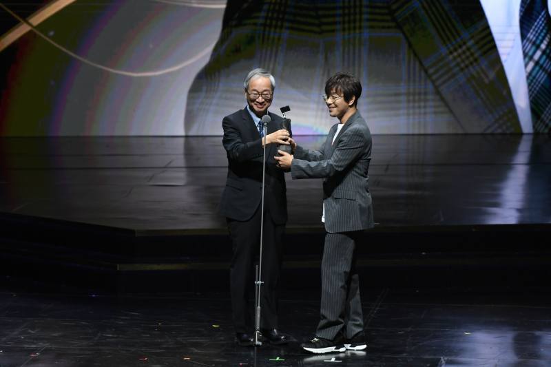 Minister Li (left) presented the Special Contribution Award